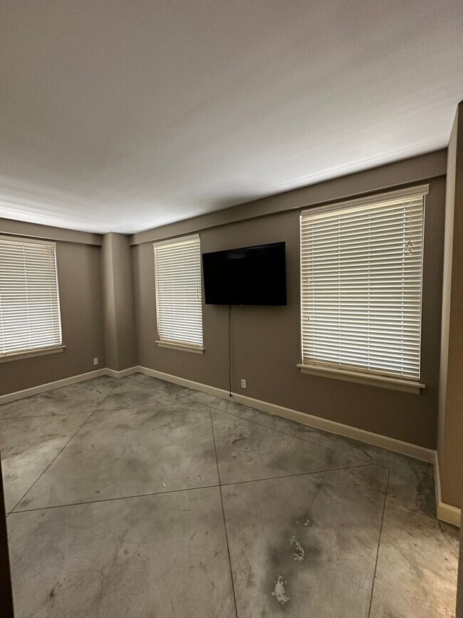 Foto del edificio - INCLUDES GARAGE PARKING AND INDOOR POOL! 1 BR/1 BA Downtown Memphis Condo in the Historic Claridg...