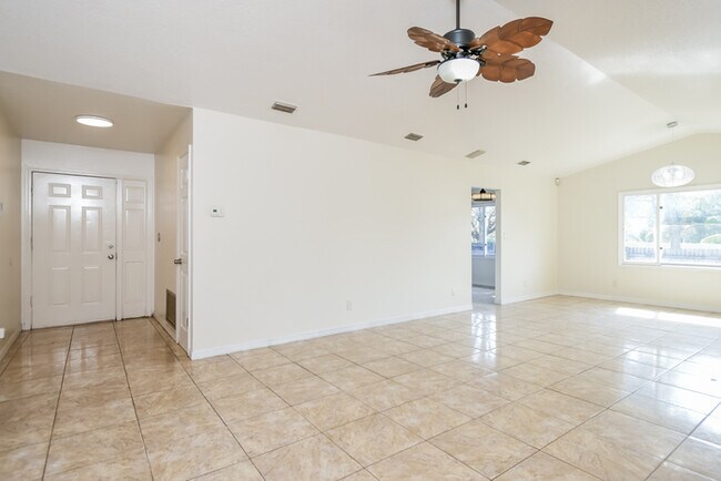 Foto del edificio - Beautiful 3-Bedroom with Pool