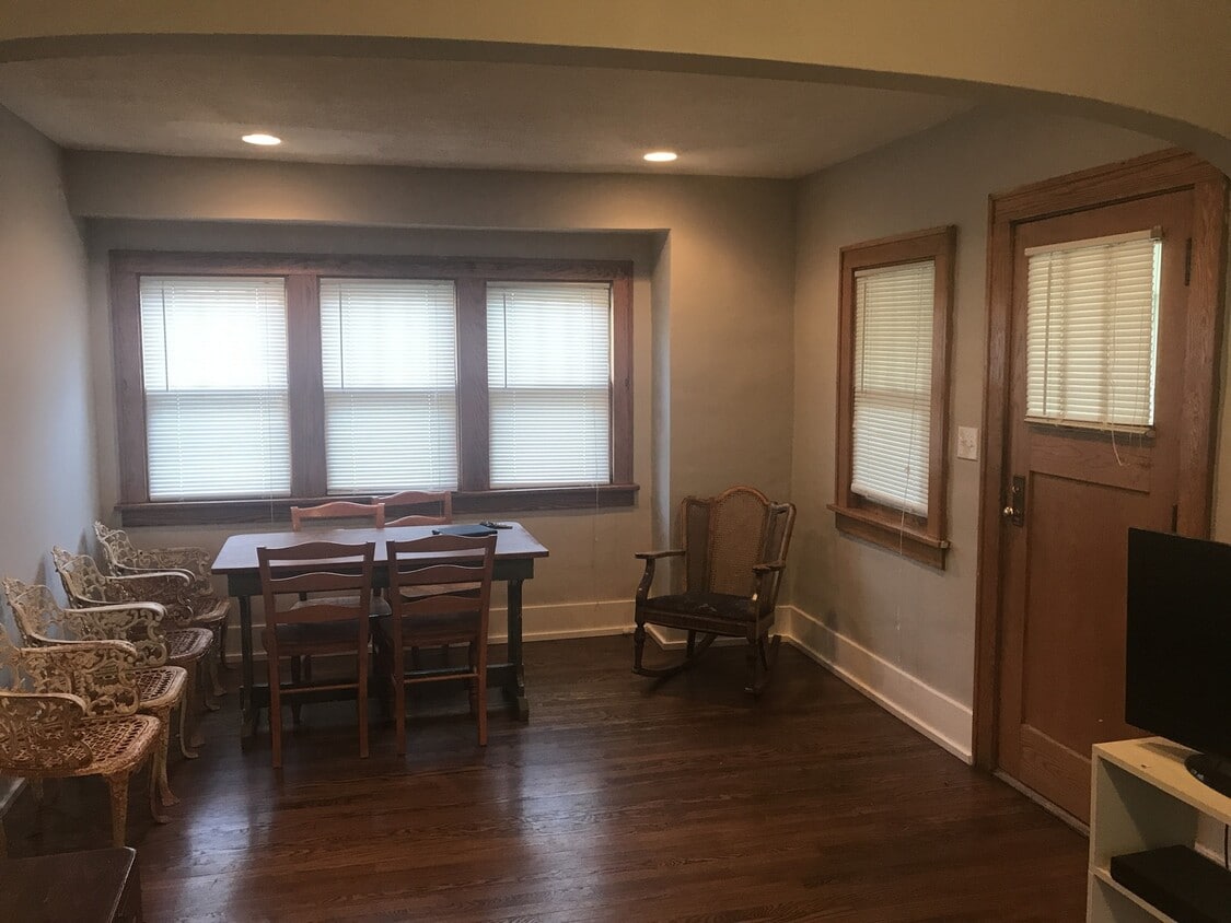 Beautiful House in The Benson Area! Large 2 car Garage! - Beautiful House in The Benson Area! Large 2 car Garage!