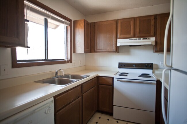 Building Photo - Spacious duplex just minutes from downtown