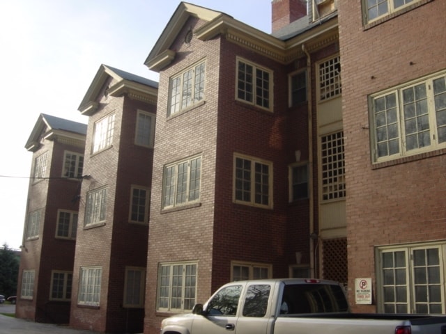 Building Photo - 2028 7th Ave