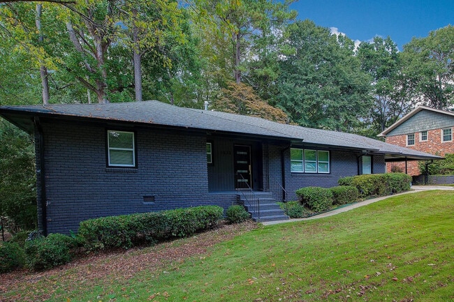 Building Photo - Room in House on Cooper Lake Rd SE