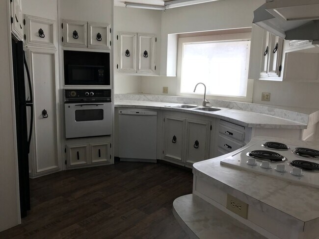 Building Photo - $500 off first mo. rent  *WATER/SEWER/ELEC...