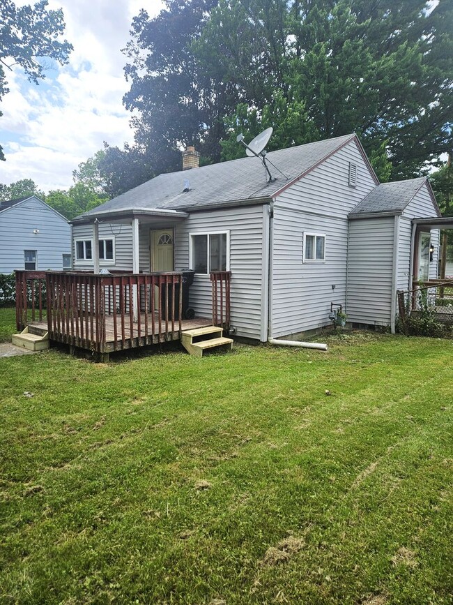 Building Photo - ** MOVE IN SPECIAL**   2 Bedrooms, 1 Bath ...