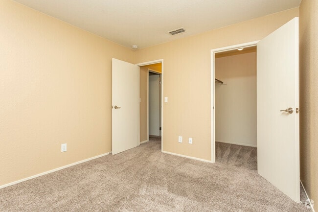 2 Dormitorios - Dormitorio - Crown Ridge Apartments