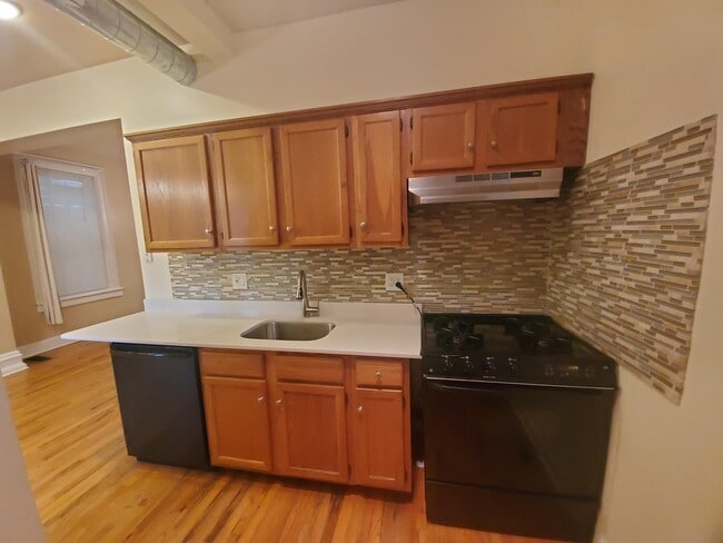 Building Photo - 854 N Elston Ave
