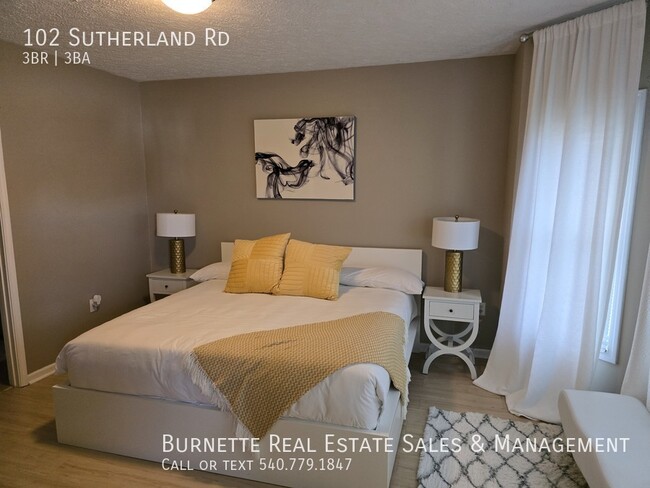 Foto del edificio - 102 Sutherland Dr