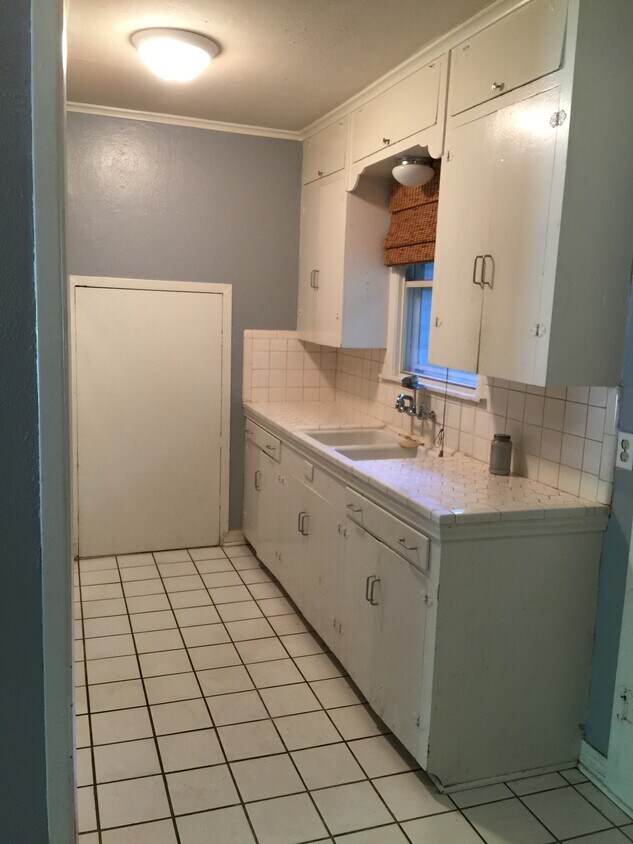 kitchen - 601 Dudley Dr
