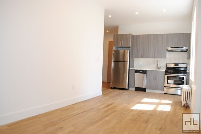 Foto del edificio - 19 STREET / South Slope / Spacious Sun-Fil...