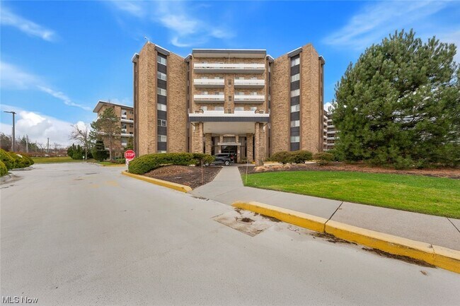 Building Photo - 2202 Acacia Park Dr