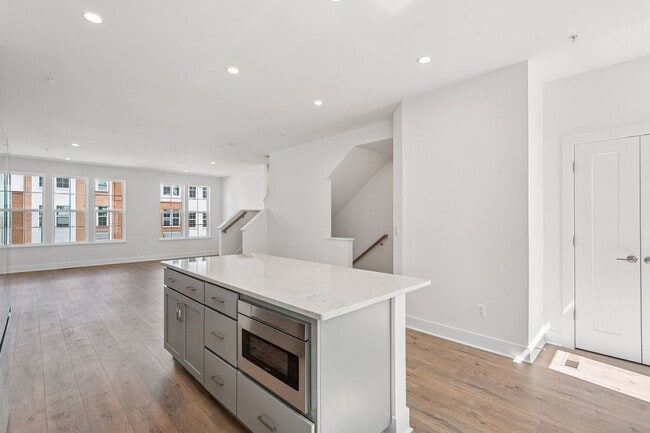 Foto del edificio - Brand New 4 Bedroom, 3.5 Bath Townhome in ...