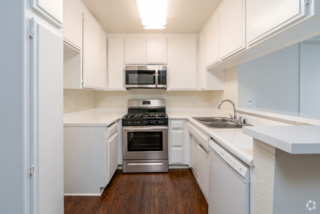 2BR, 2BA - 900SF - Kitchen - Campus Crossing Apartments