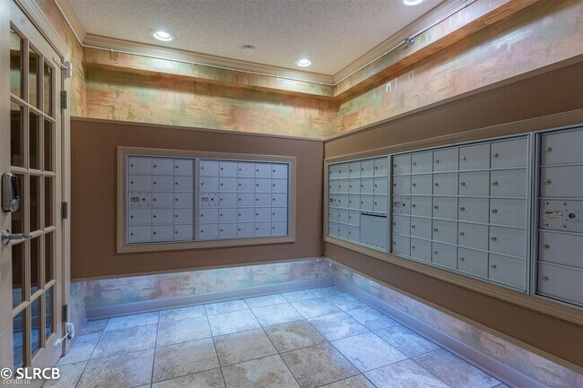 Building Photo - 1 br, 1 bath Condo - 1919 S Wolf Rd Apt 409