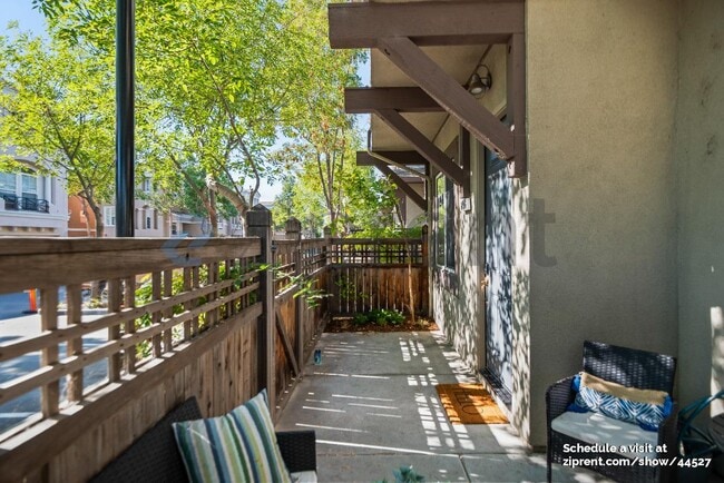 Building Photo - 896 Towne Dr