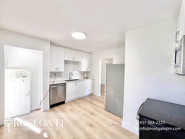 Photo du bâtiment - Spacious 5-Bedroom Home with Balcony & Pri...