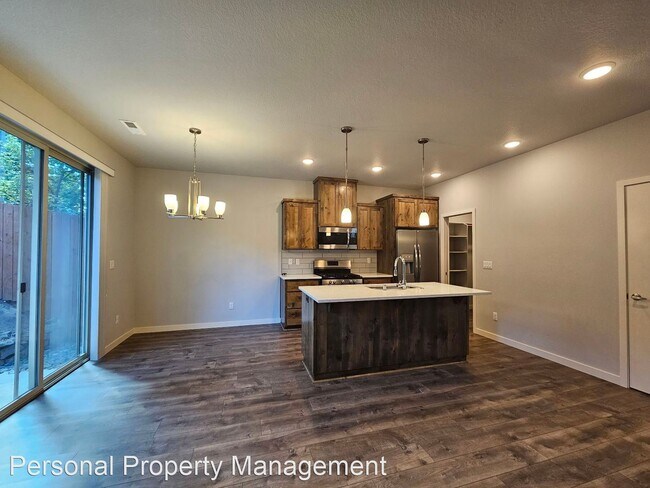 Building Photo - 4 br, 2.5 bath House - 3513 NE 61st Way