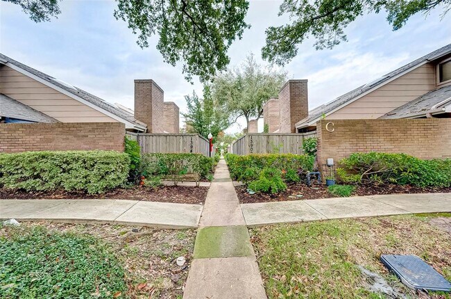 Foto del edificio - 13922 Hollowgreen Dr