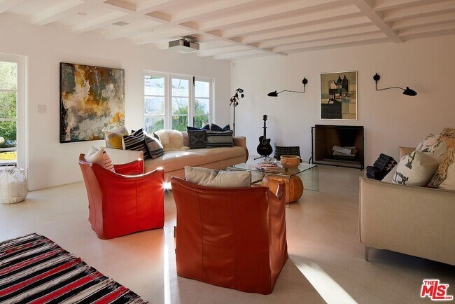 Foto del edificio - 3817 Surfwood Rd