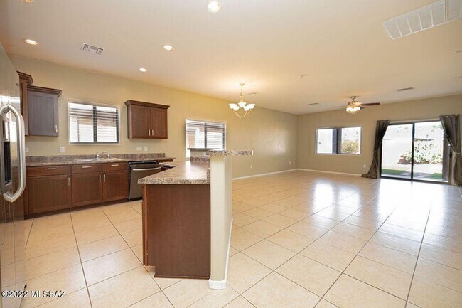 Building Photo - Popular Sycamore Park Home in Vail School ...