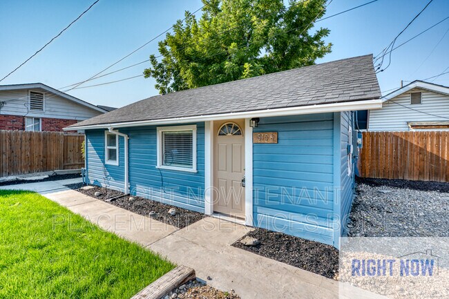 Building Photo - 515 16th Ave S