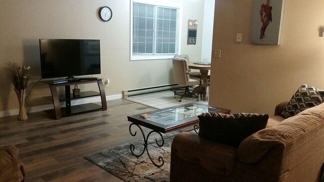 Building Photo - 2 bedroom 1 bathroom fully furnished apart...
