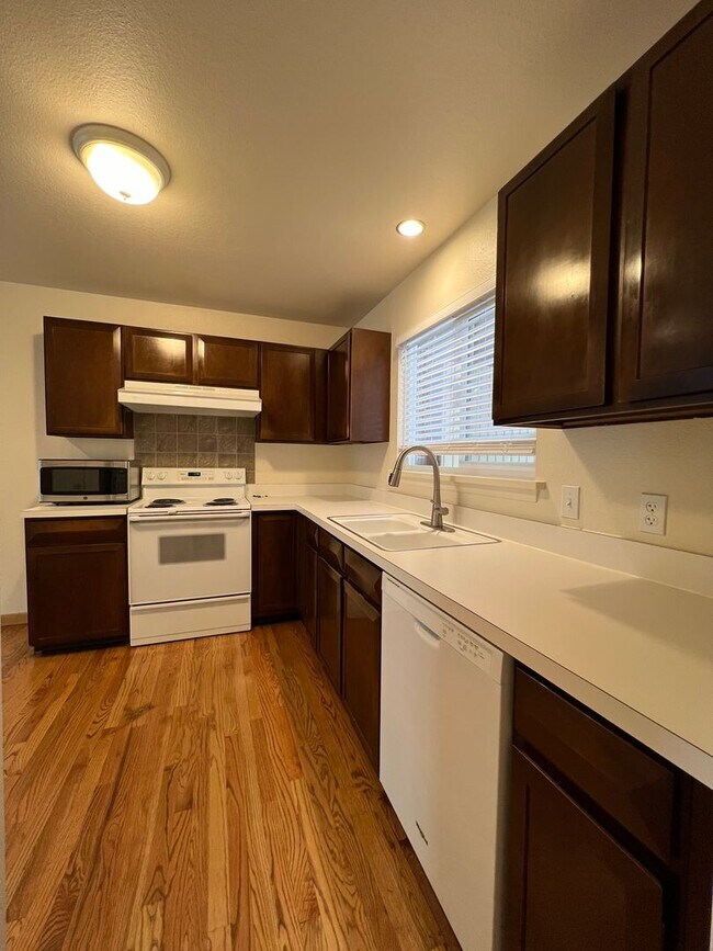 Foto del edificio - Immaculate 3-bed, 2.5-bath Townhome in Bou...