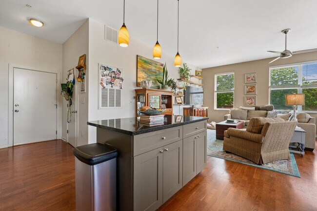 Foto del edificio - Price Reduced! Downtown Durham 1bd/1ba Corner-Unit Condo with On-Site Personal 1-Car Garage!