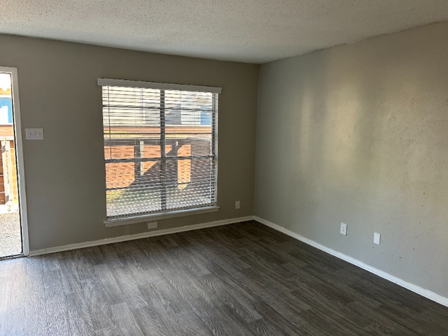 Photo - 3754 W Buckingham Rd Apartment