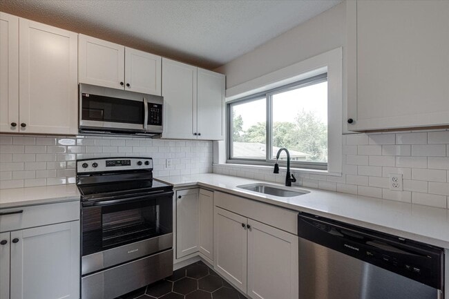 Building Photo - 190 E Leawood Ave