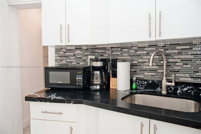 Building Photo - 4105 N Ocean Dr