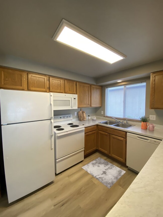 Building Photo - Peach103 (CWP)