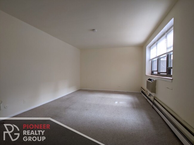 Building Photo - 660 W Wrightwood Ave