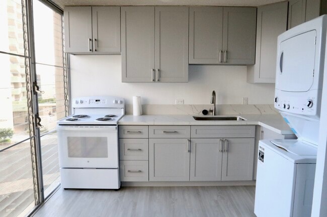 Building Photo - 1702 Kewalo St