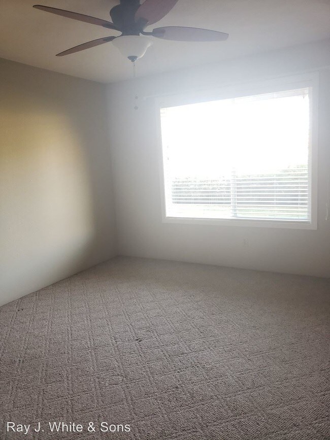 Building Photo - 1425 Buena Vista Dr