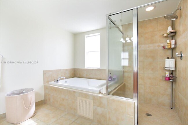 Foto del edificio - 888 Douglas Rd