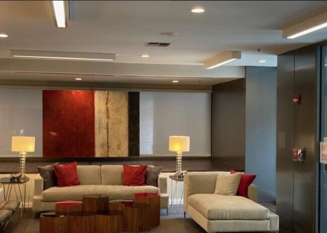 Building Photo - Professionally Managed, 2 Bedroom  1  Bathroom  Condo // Cleveland Park// Amenity Rich Condo