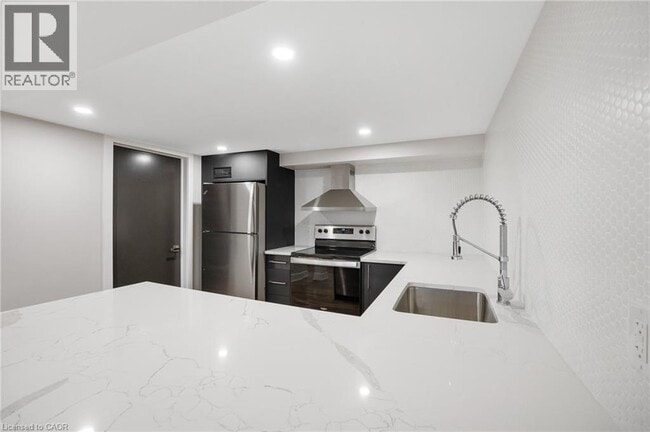 Photo du bâtiment - 329 Rosedale Ave