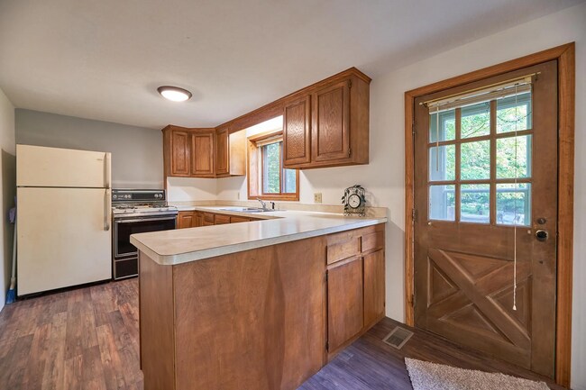 Building Photo - 3 bedroom on 2.24 acres with a creek and p...