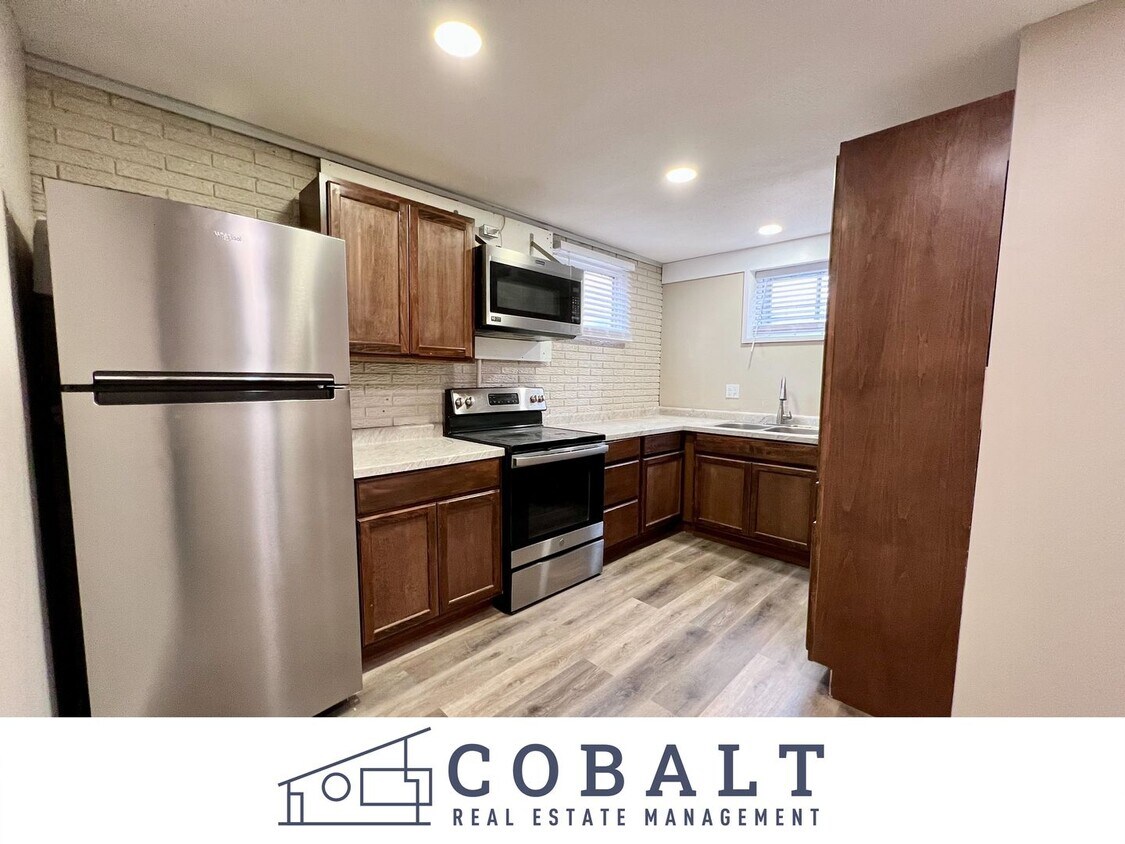 Foto principal - Updated 2 Bed Duplex in Central MHK - Augu...