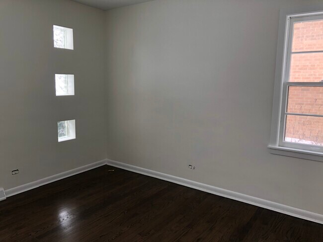 Building Photo - 331 Maple St