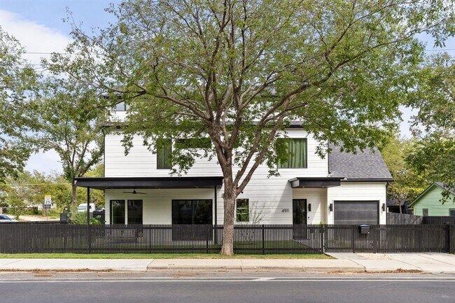 Building Photo - 4911 Duval St