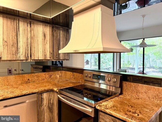 Building Photo - 4 Hazelhurst Dr