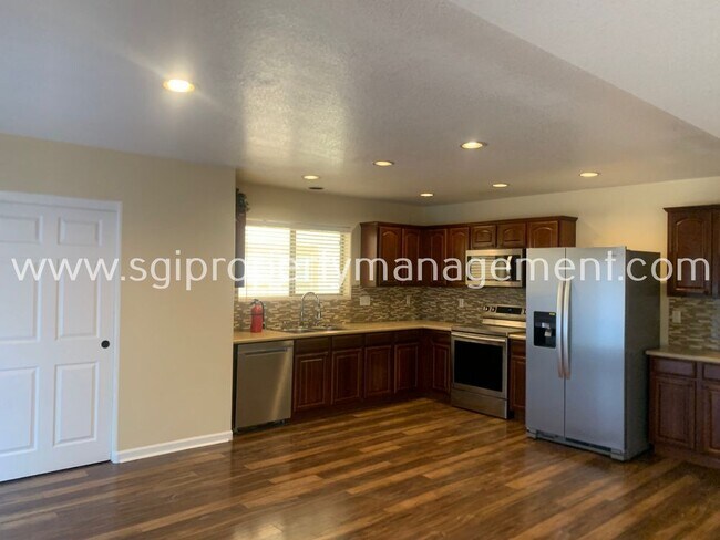 Foto del edificio - 5 BEDROOM HOME WITH SOLAR PANELS!