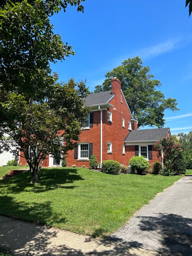 Building Photo - 2323 Broadmeade Rd