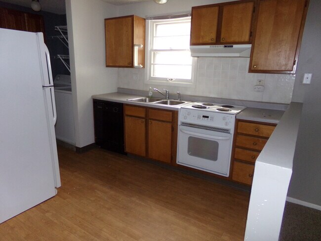 Building Photo - BCR Nice 2 BR Duplex W/D Included