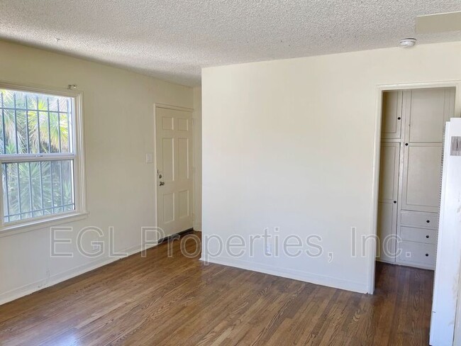 Building Photo - 5664 1/2 San Vicente Blvd