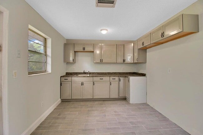 Building Photo - 3060 Martin Ave
