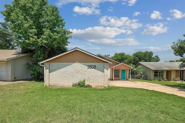 Foto del edificio - 5808 Emerald Forest Dr