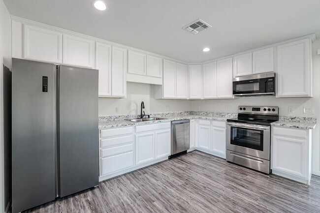 Building Photo - Newly Renovated Open Concept Home