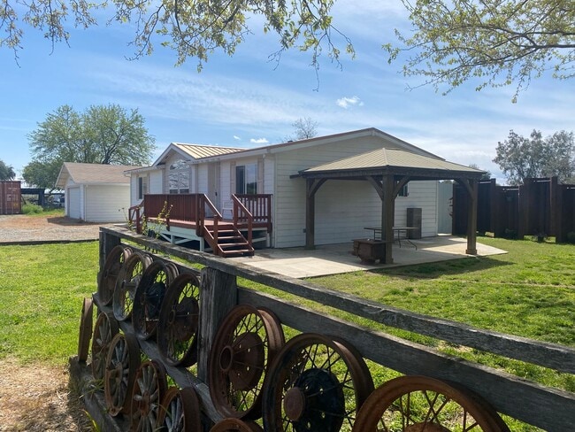 Building Photo - Great country living spot in Orland